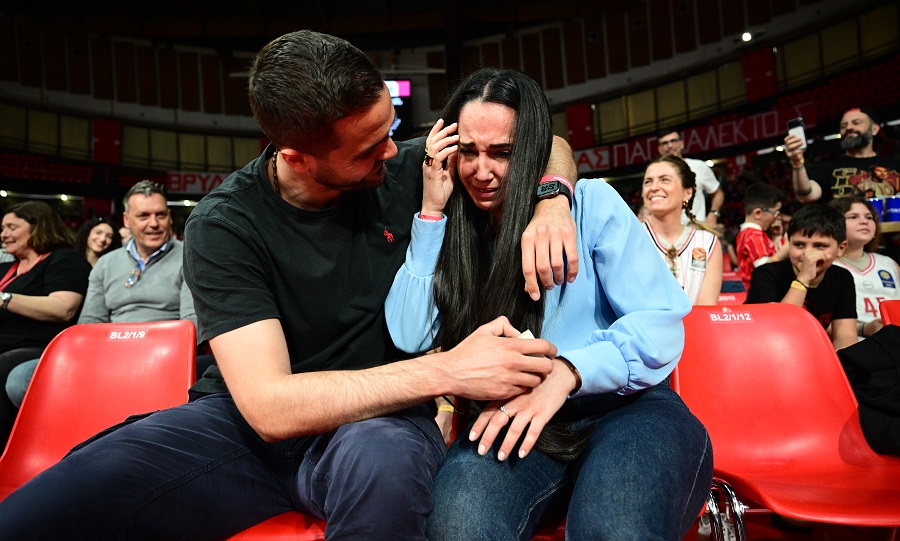 Ολυμπιακός-Άρης: Πρόταση γάμου στο ΣΕΦ, έβαλε τα κλάματα η νύφη