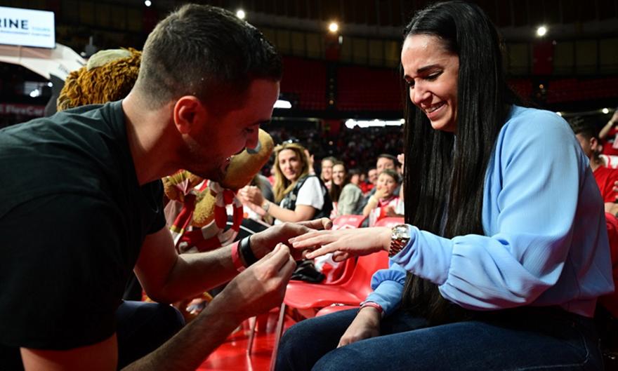 Έγινε πρόταση γάμου στο ΣΕΦ την ώρα του Ολυμπιακός-Άρης, έβαλε τα κλάματα η νύφη!