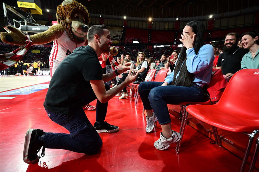 Ολυμπιακός-Άρης: Πρόταση γάμου στο ΣΕΦ, έβαλε τα κλάματα η νύφη