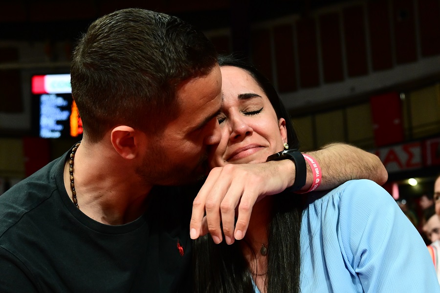 Ολυμπιακός-Άρης: Πρόταση γάμου στο ΣΕΦ, έβαλε τα κλάματα η νύφη