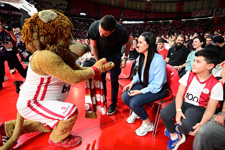 Ολυμπιακός-Άρης: Πρόταση γάμου στο ΣΕΦ, έβαλε τα κλάματα η νύφη