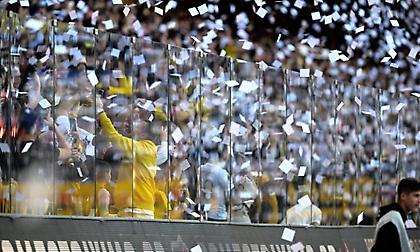 Απίθανη ατμόσφαιρα πριν τη σέντρα του ΑΕΚ-ΠΑΟΚ - Γέμισε με χαρτάκια η Allwyn Arena!