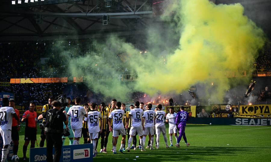 ΑΕΚ-ΠΑΟΚ: Γέμισε με χαρτάκια η Allwyn Arena