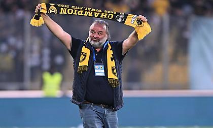 Ρεσιτάλ Ηλιόπουλου: Το «Αγάπα με» έπαιζε στα μεγάφωνα και ο ιδιοκτήτης της ΑΕΚ τραγουδούσε!