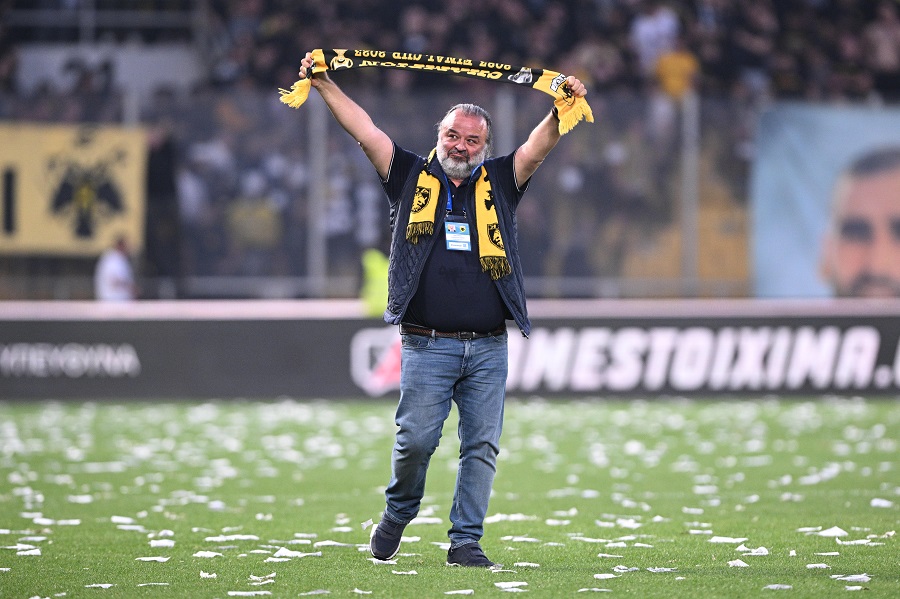 ΑΕΚ-ΠΑΟΚ 3-0: Το γλέντησε και ο Ηλιόπουλος, πανηγύρισε με το κασκόλ στο χέρι (pics)