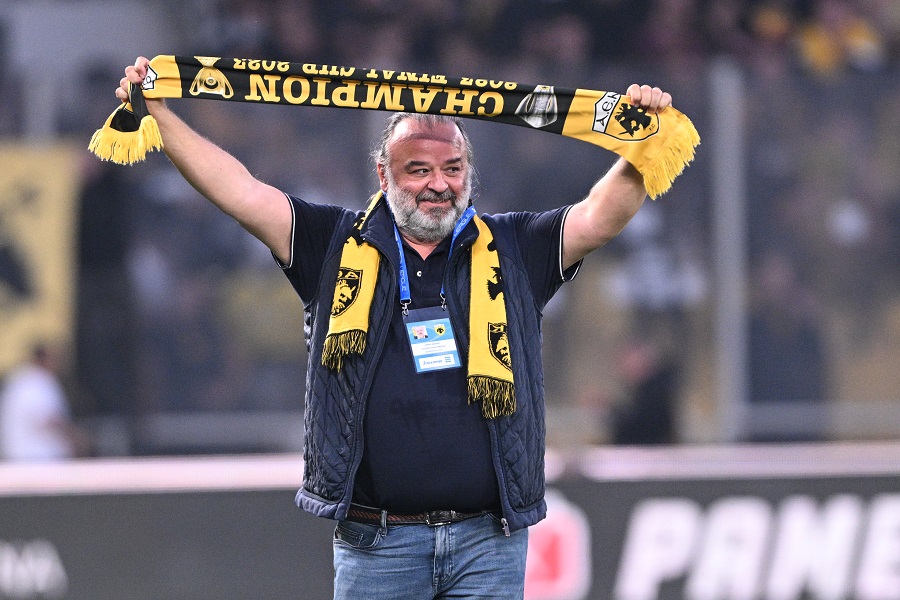 ΑΕΚ-ΠΑΟΚ 3-0: Το γλέντησε και ο Ηλιόπουλος, πανηγύρισε με το κασκόλ στο χέρι (pics)