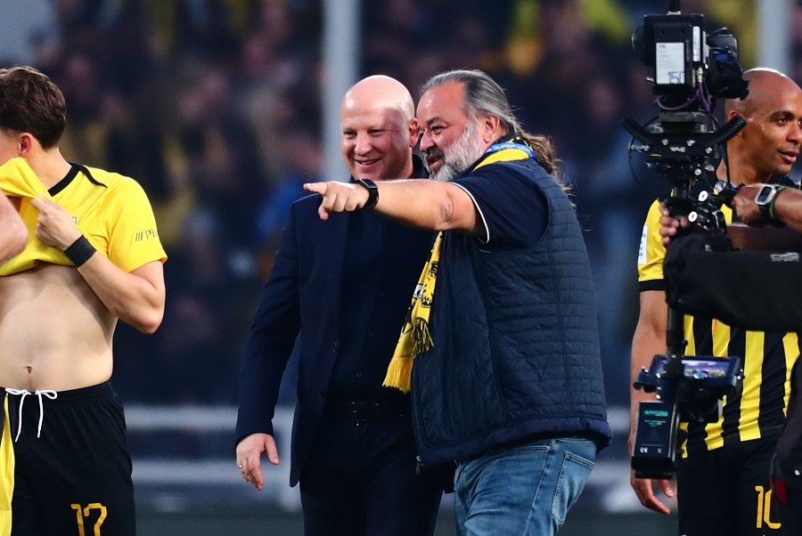 ΑΕΚ-ΠΑΟΚ 3-0: Το γλέντησε και ο Ηλιόπουλος, πανηγύρισε με το κασκόλ στο χέρι (pics)