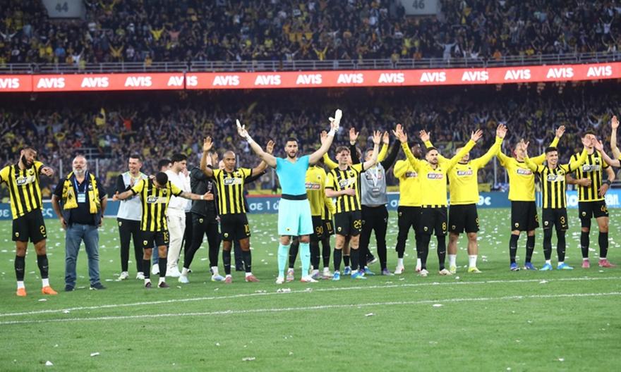 «Όλοι χέρια»: Το πάρτι των παικτών της ΑΕΚ μπροστά στις κερκίδες!