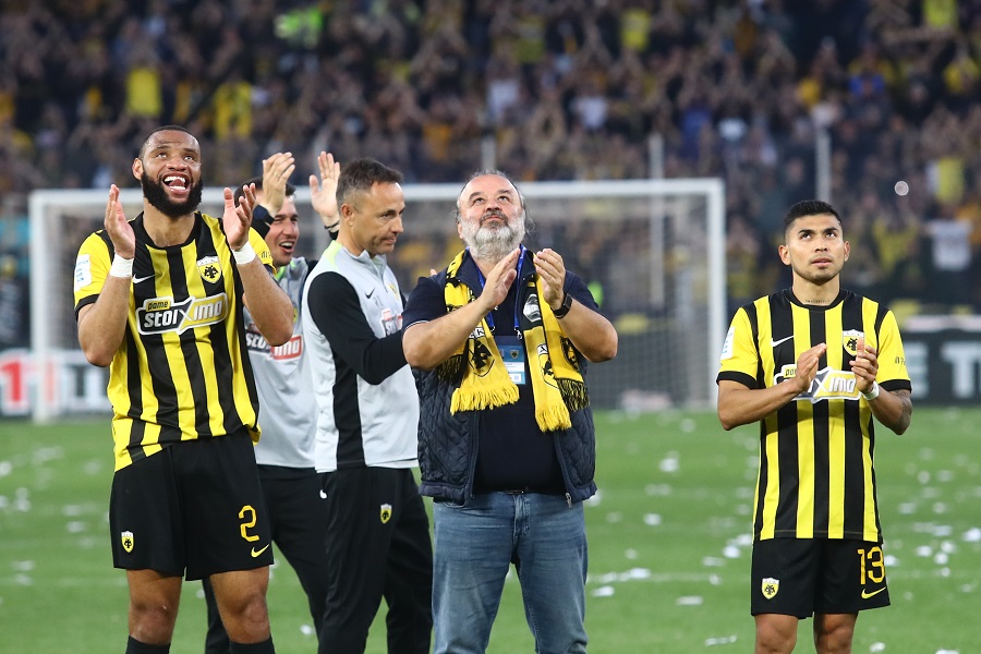 ΑΕΚ-ΠΑΟΚ 3-0: Το γλέντησε και ο Ηλιόπουλος, πανηγύρισε με το κασκόλ στο χέρι (pics)