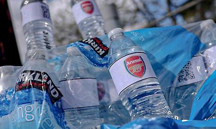 Οπαδοί της Σίτι πικάρουν την Άρσεναλ, πουλώντας μπουκάλια νερού με το έμβλημά της!