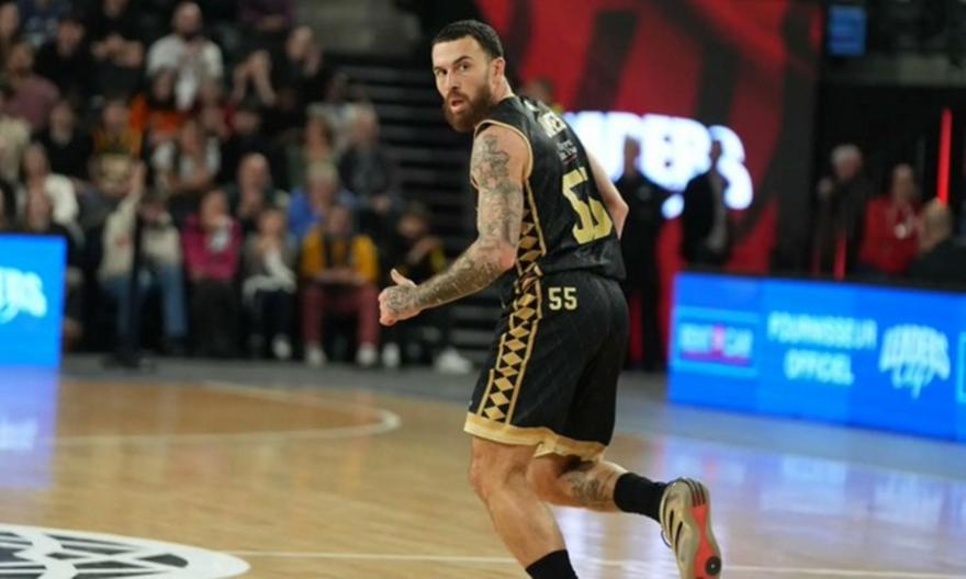 «Πάλι κλέβετε...»: Ο Τζέιμς αποβλήθηκε με δύο τεχνικές ποινές και ξέσπασε στο «Χ» εν ώρα αγώνα!