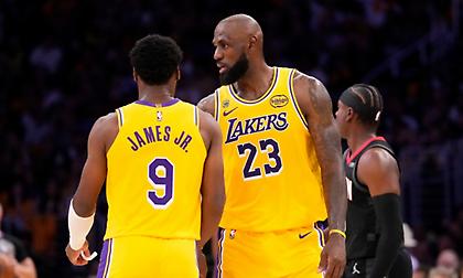 ΛεΜπρόν: «Το πιο τρελό της καριέρας μου να παίζω playoffs με τον γιο μου»