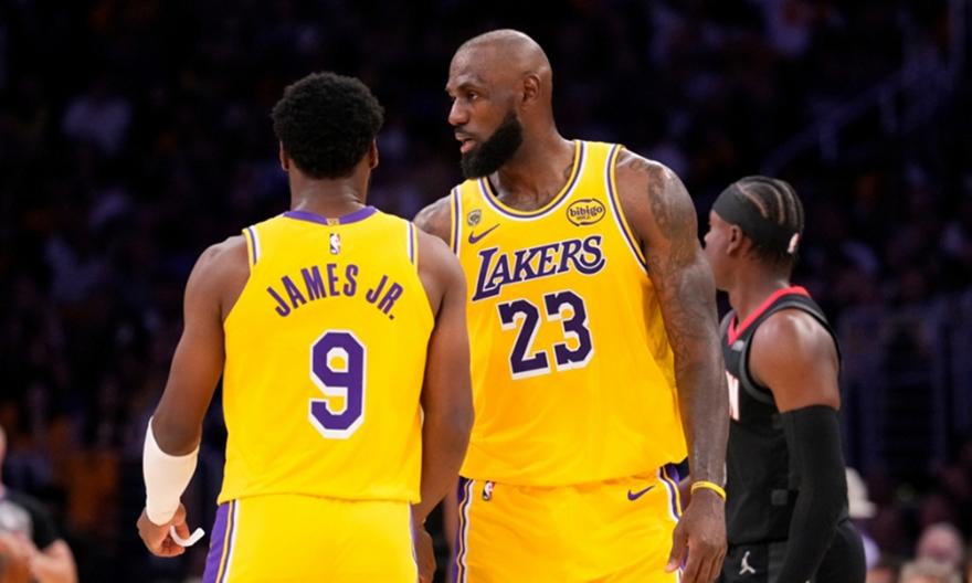 ΛεΜπρόν: «Το πιο τρελό της καριέρας μου να παίζω playoffs με τον γιο μου»