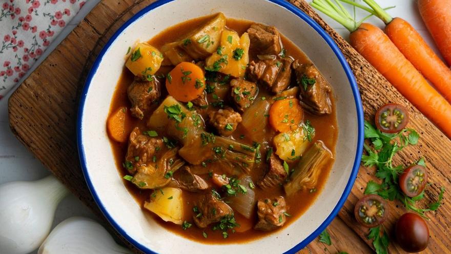 Μοσχαράκι κοκκινιστό με αγκινάρες