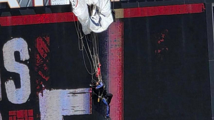 ΗΠΑ: Αλεξιπτωτιστής κόλλησε στον ηλεκτρονικό πίνακα γηπέδου