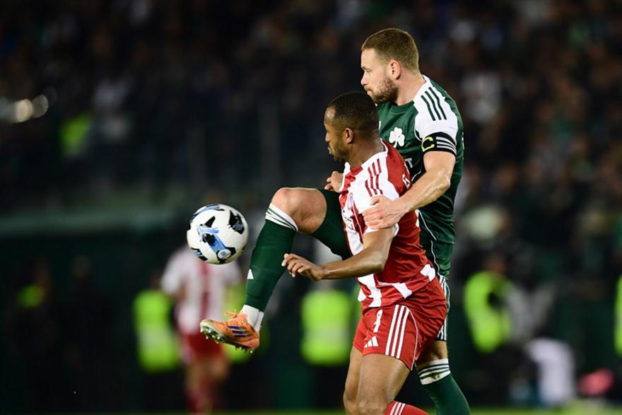 Ολυμπιακός με χαρακτήρα και υπερδιπλάσια φάουλ σε ντέρμπι επιβίωσης