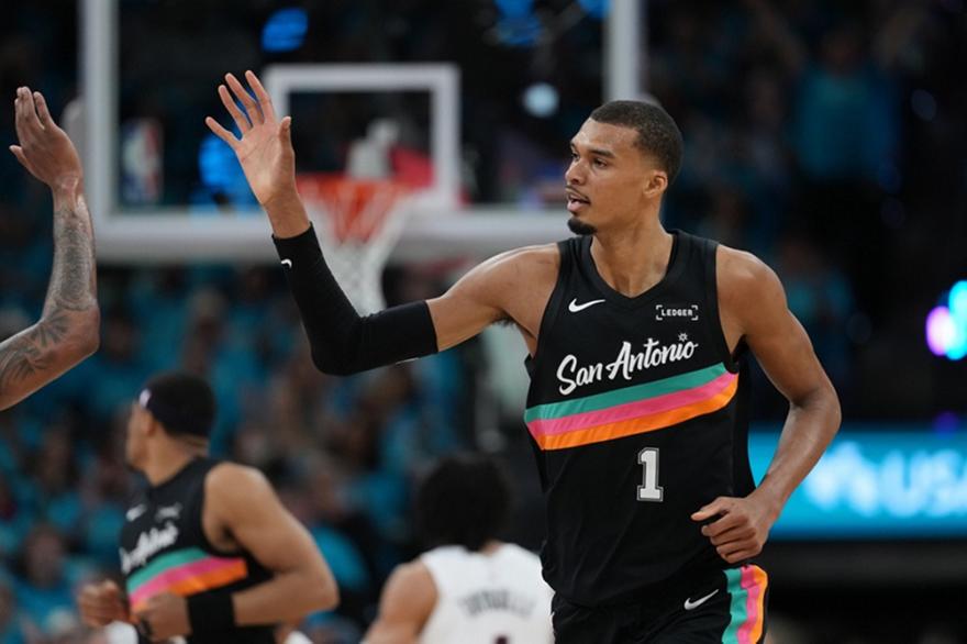 Show Γουεμπανιάμα με 35 πόντους: Οι Σπερς λύγισαν τους Μπλέιζερς