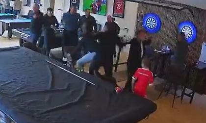 Ο Τζέραρντ πανηγύριζε σε… μπιλιαρδάδικο με φίλους, για το 2-1 από τον Φαν Ντάικ στο 100ο λεπτό του ντέρμπι!