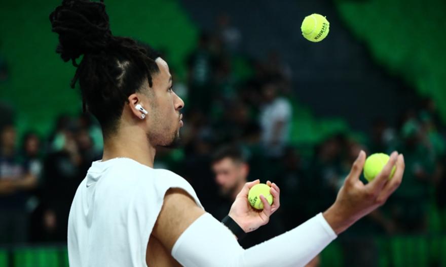 Τα ζογκλερικά του Στραζέλ πριν το ματς με τον Παναθηναϊκό