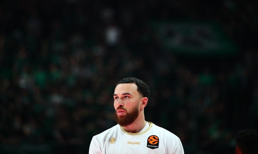 Θερμό χειροκρότημα των οπαδών του Παναθηναϊκού κατά την παρουσίαση του Μάικ Τζέιμς!