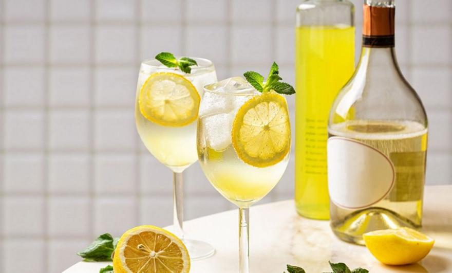 Τι είναι το Limoncello Spritz που έχει κατακτήσει τους Ιταλούς;