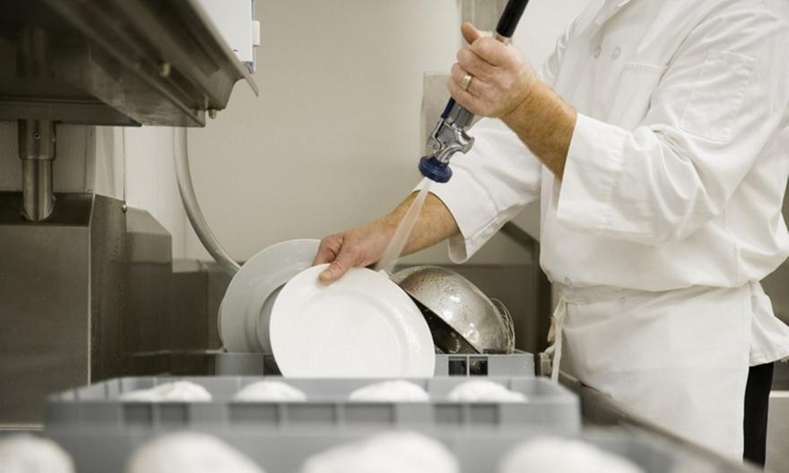 Κρίση στον χώρο της εστίασης: Γιατί κανείς δεν θέλει να πλύνει πιάτα