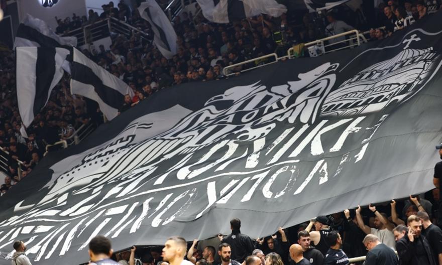 Τρομερές εικόνες στο Παλατάκι με δεκάδες ασπρόμαυρες σημαίες και ένα τεράστιο πανό!