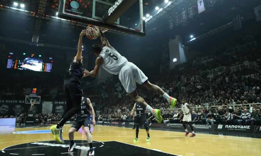 O Ταϊρί απογειώθηκε και έκανε πόστερ τον κατά πολύ ψηλότερο Κράμπελι!
