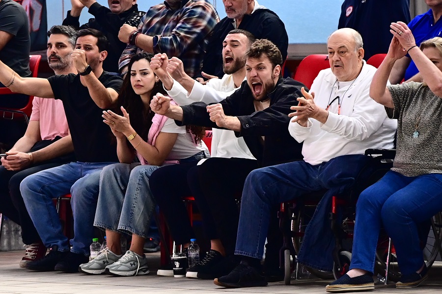 Ολυμπιακός: Ζουν έντονα το ματς πόλο Βεζένκοφ και Νετζήπογλου