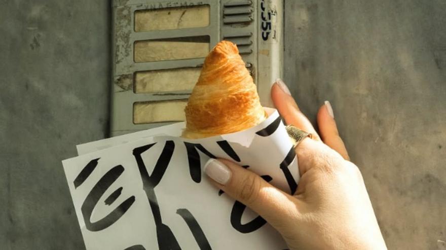 Έρλι: Η νέα άφιξη στα Εξάρχεια ξεκινάει με καφέ και κρουασάν και κλείνει τη μέρα με κοκτέιλ