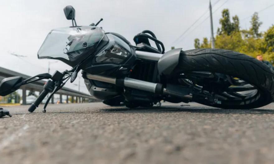 Σοβαρά τραυματισμένος οδηγός μηχανής σε σύγκρουση με ΙΧ στο Κορωπί