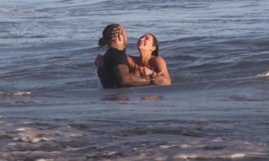 Κιμ Καρντάσιαν-Λιούις Χάμιλτον: Δεν κρύβονται πια – Τα «καυτά» φιλιά -και όχι μόνο- μέσα στη θάλασσα