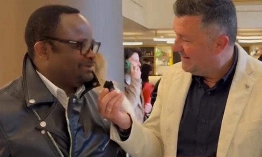 Από το Κονγκό στην Ελλάδα: Ο νεαρός που έγινε «πρεσβευτής» της χώρας μας