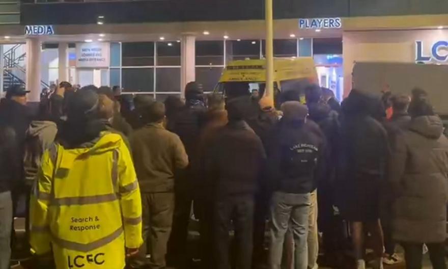 Λαϊκά δικαστήρια έξω από το γήπεδο της Λέστερ: «Παίρνει 90.000 την εβδομάδα και μας τη λέει από πάνω…»