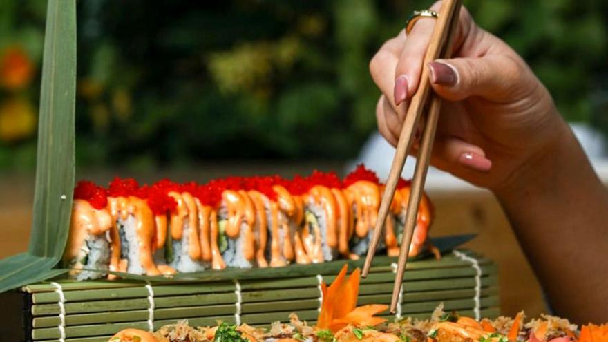 Drunk Duck: Ένα διαφορετικό bar restaurant στην Καλλιθέα με κοκτέιλ, σούσι και DJ sets