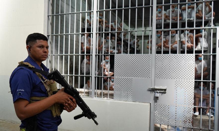 Απίστευτες εικόνες στο Ελ Σαλβαδόρ: Δεκάδες αλυσοδεμένοι κρατούμενοι παρακολουθούν τη δίκη τους σε γιγαντοοθόνη!