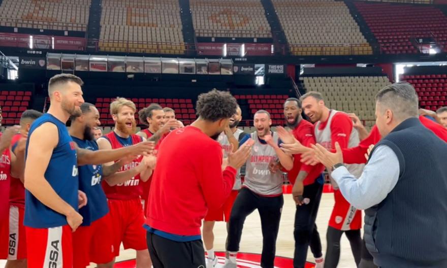 Η αποθέωση και το φατούρο των «ερυθρόλευκων» στους Βεζένκοφ, Μιλουτίνοφ και Ντόρσεϊ!