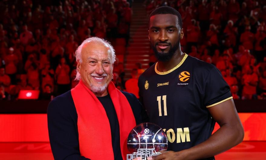 Ο Ντιαλό παρέλαβε το βραβείο του κορυφαίου αμυντικού της χρονιάς