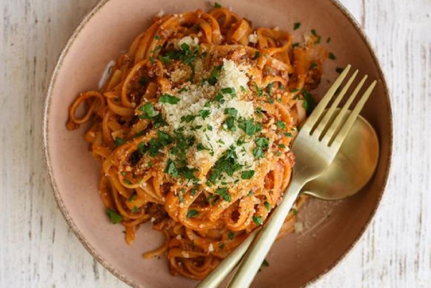 Μακαρόνια με κιμά σε ένα σκεύος