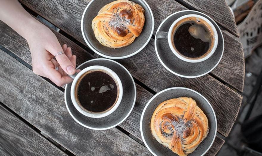 Fika: Το μικρό καθημερινό διάλειμμα των Σουηδών που αξίζει να αντιγράψουμε