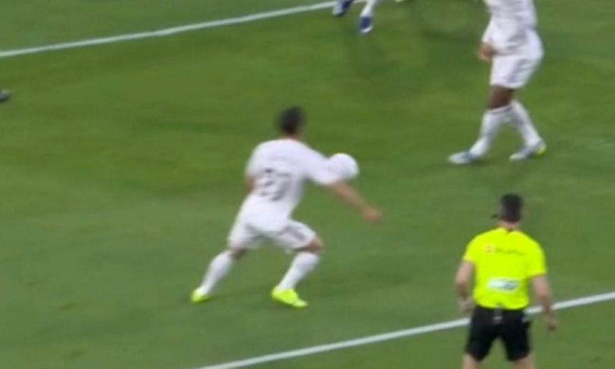 Χέρι ή ώμος; Διαιτητής και VAR δεν είδαν πέναλτι του Μπραχίμ Ντίαθ κόντρα στην Μπέτις