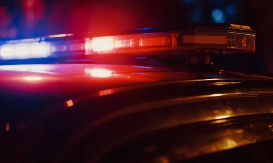 Ενδοοικογενειακή βία στον Νέο Κόσμο: 51χρονος χτύπησε τη μητέρα του και ταμπουρώθηκε στο διαμέρισμα