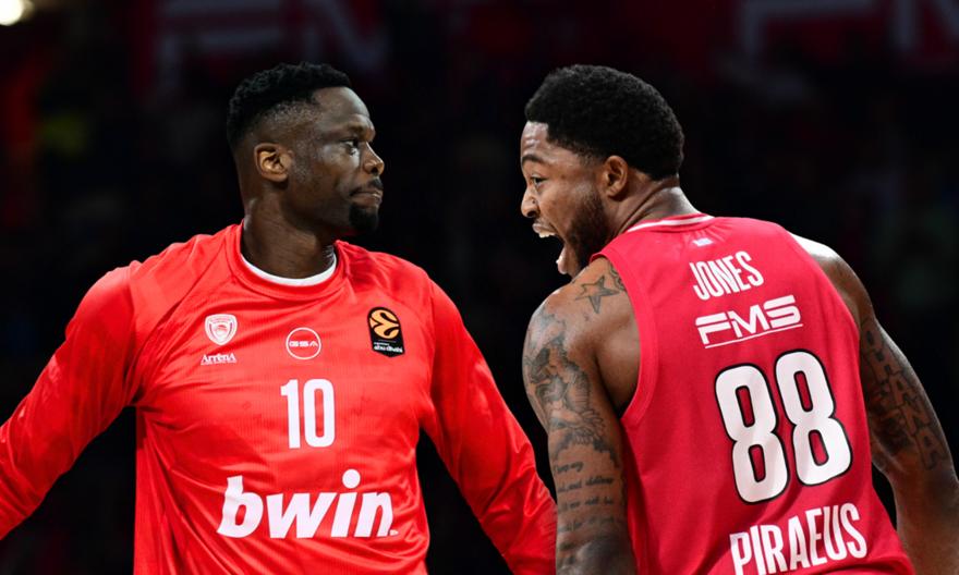 Ζέρβας: «Παίζεται μια θέση μεταξύ Τζόουνς και Φαλ στον Ολυμπιακό ενόψει των playoffs της Ευρωλίγκας»