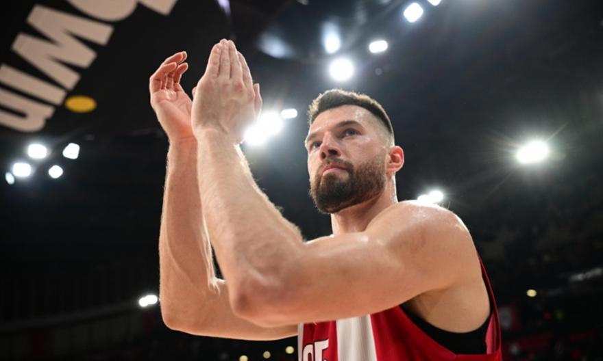 «Συμφωνία Πίτερς με Αρμάνι για δύο χρόνια»