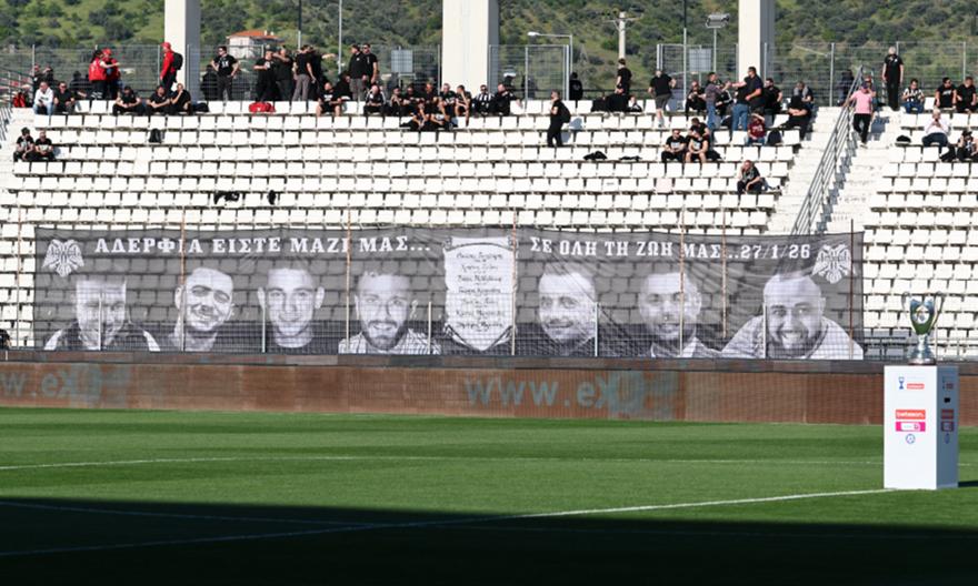 Συγκλονιστικές εικόνες στο Πανθεσσαλικό: Στεφάνια από οπαδούς του ΟΦΗ για τους 7 αδικοχαμένους φίλους του ΠΑΟΚ