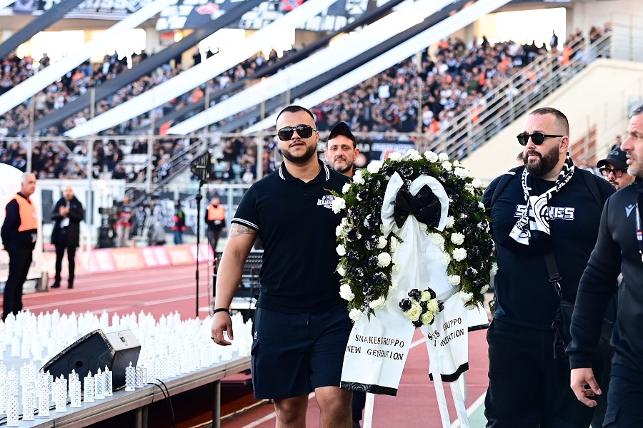 Τελικός Κυπέλλου: Στεφάνια από οπαδούς του ΟΦΗ για τους 7 αδικοχαμένους φίλους του ΠΑΟΚ