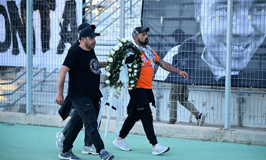 Συγκλονιστικές εικόνες στο Πανθεσσαλικό: Στεφάνια από οπαδούς του ΟΦΗ για τους 7 αδικοχαμένους φίλους του ΠΑΟΚ