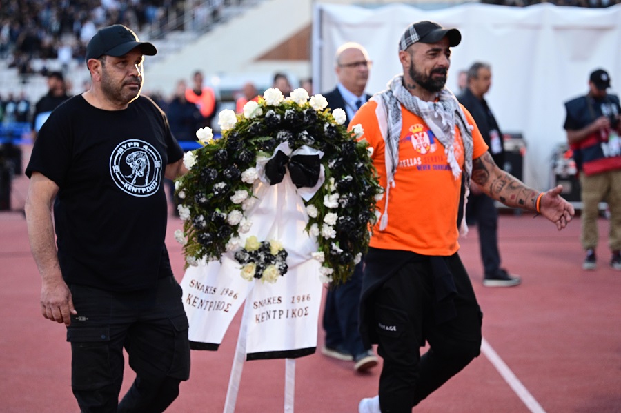 Τελικός Κυπέλλου: Στεφάνια από οπαδούς του ΟΦΗ για τους 7 αδικοχαμένους φίλους του ΠΑΟΚ