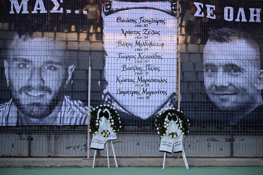 Τελικός Κυπέλλου: Στεφάνια από οπαδούς του ΟΦΗ για τους 7 αδικοχαμένους φίλους του ΠΑΟΚ