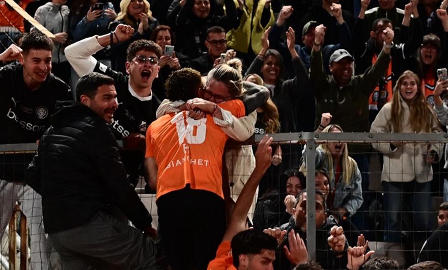 Ο ΟΦΗ έφερε τούμπα τον τελικό με τον Νους, που πανηγύρισε με τη μητέρα του στην κερκίδα!